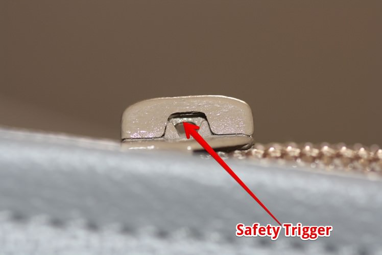 zipper with safety triggers